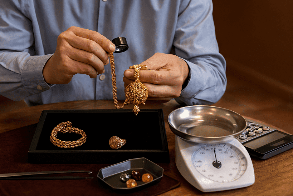 Gold loan companies in Kerala checking purity of ornaments during appraisal